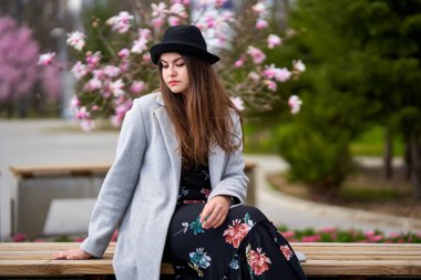 Çekici, genç İspanyol kadın. Parkta bahar gününün tadını çıkarıyor.