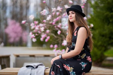 Çekici, genç İspanyol kadın. Parkta bahar gününün tadını çıkarıyor.