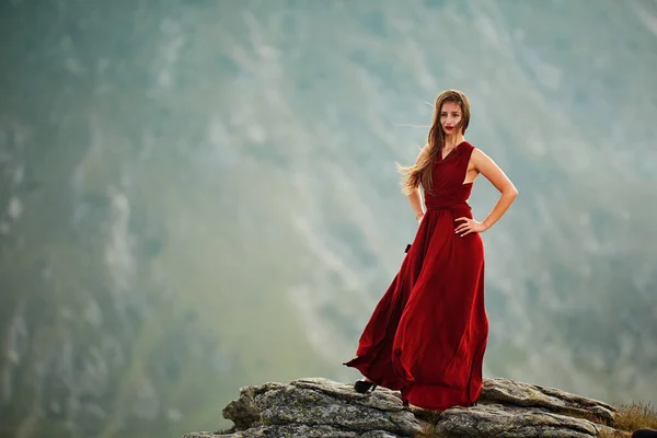 Mulher Glamourosa Vestido Vermelho Longo Elegante Topo Das Montanhas — Fotografia de Stock