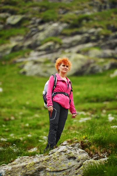 Caminhante Mulher Com Mochila Para Montanhas Uma Trilha Rochosa — Fotografia de Stock