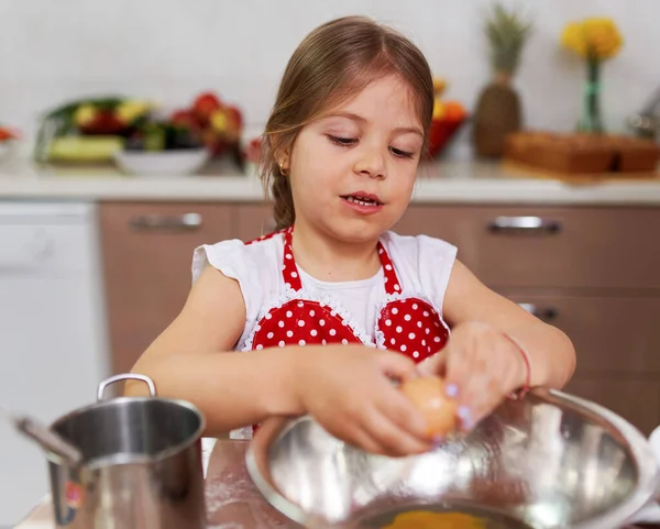 Menina Avental Ajudando Sua Mãe Cozinha — Fotografia de Stock