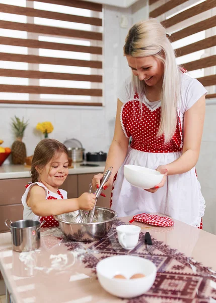 穿围裙的小女孩 在厨房帮她妈妈 — 图库照片