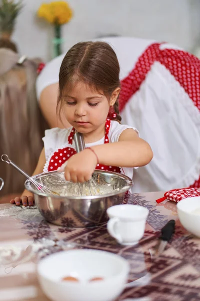 Niña Delantal Ayudando Madre Cocina —  Fotos de Stock