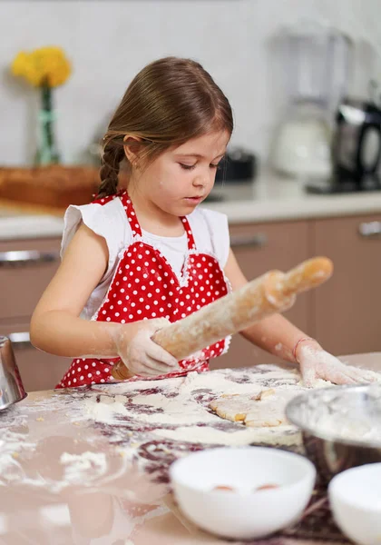 Menina Avental Ajudando Sua Mãe Cozinha — Fotografia de Stock