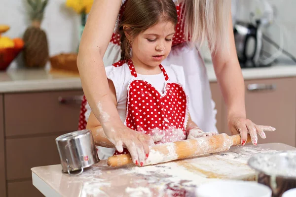 Little Girl Apron Helping Her Mother Kitchen — Stock Photo, Image