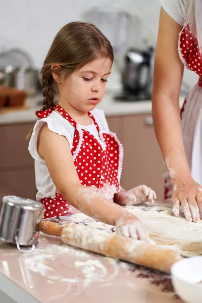 Önlüklü Küçük Kız Mutfakta Annesine Yardım Ediyor — Stok fotoğraf