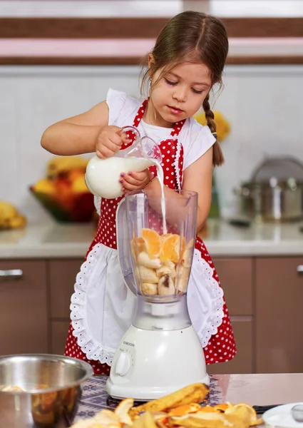 Önlüklü Küçük Kız Annesine Smoothie Yapması Için Yardım Ediyor — Stok fotoğraf