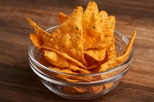 Deliciosos Nachos Mexicanos Tazón Vidrio Sobre Una Tabla Madera —  Fotos de Stock