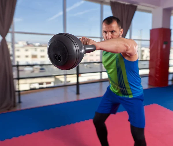 Man Doing Shoulder Workout Kettle Gym — Stock Photo, Image