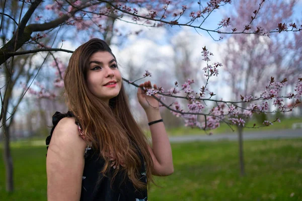 Jonge Spaanse Vrouw Het Park Met Kersenbomen Bloei — Stockfoto