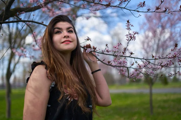 Mujer Hispana Joven Parque Con Cerezos Flor — Foto de Stock