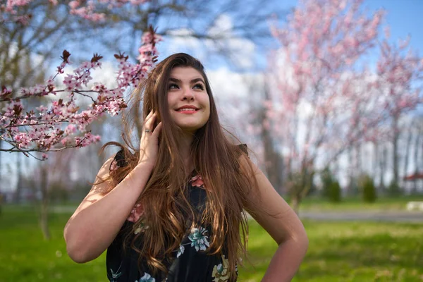 Mladá Hispánská Žena Parku Rozkvetlými Třešněmi — Stock fotografie