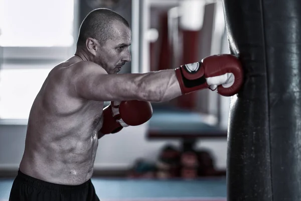 Entrenamiento Boxeador Con Bolsa Pesada —  Fotos de Stock