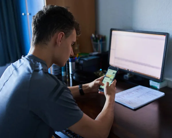 Estudante Fazendo Seus Trabalhos Casa Com Ajuda Computador Celular — Fotografia de Stock