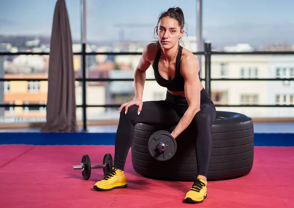 Atletische Fitness Vrouw Doet Workout Sportschool Bij Het Raam — Stockfoto
