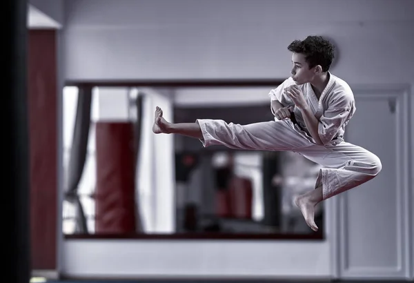 Mladý Chlapec Karate Praktik Provádění Skok Kop — Stock fotografie
