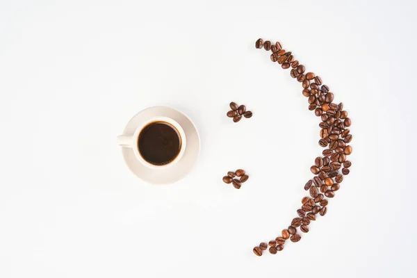 Eine Tasse Kaffee Und Ein Smiley Emoticon Aus Gerösteten Bohnen — Stockfoto