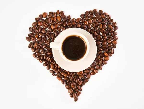 Чашка Кофе Внутри Сердца Кофейных Зерен Изолированные Белом Фоне — стоковое фото