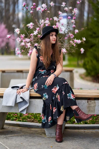 Aantrekkelijke Jonge Spaanse Vrouw Geniet Van Een Lentedag Het Park — Stockfoto