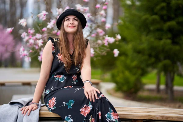 Aantrekkelijke Jonge Spaanse Vrouw Geniet Van Een Lentedag Het Park — Stockfoto