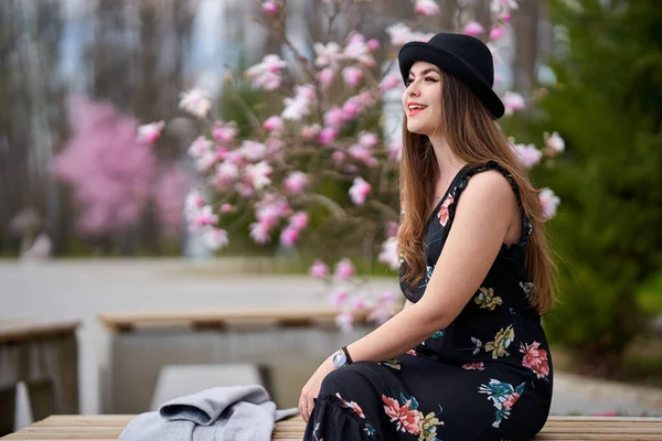 Mulher Hispânica Jovem Atraente Desfrutando Dia Primavera Parque — Fotografia de Stock