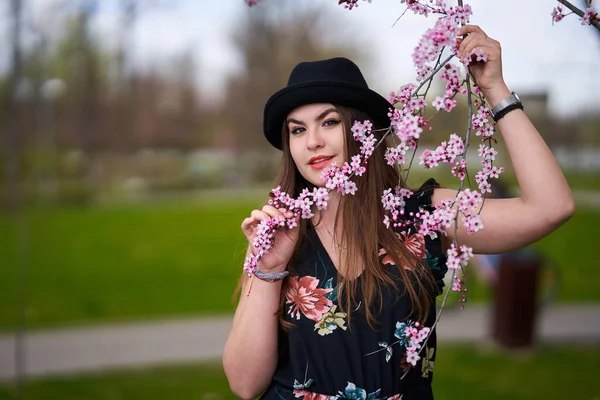 Jovem Hispânica Parque Com Cerejeiras Flor — Fotografia de Stock