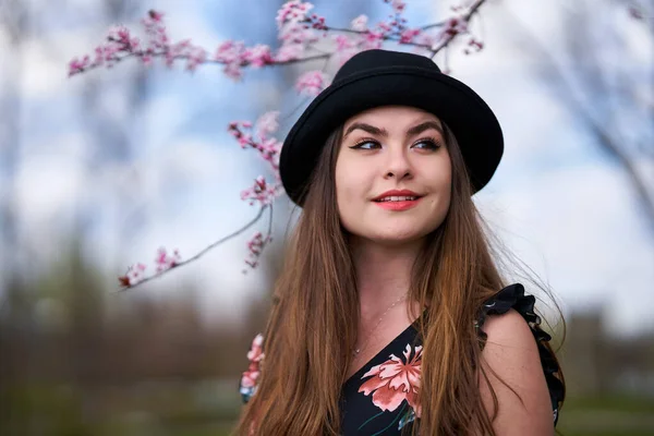 Young Hispanic Woman Park Cherry Trees Bloom — Stock Photo, Image