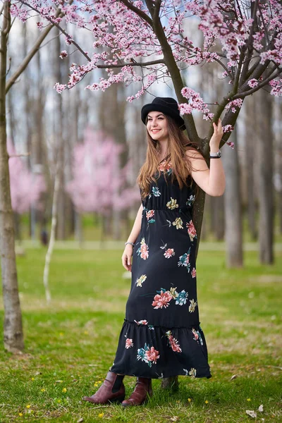 Junge Hispanische Frau Park Mit Blühenden Kirschbäumen — Stockfoto