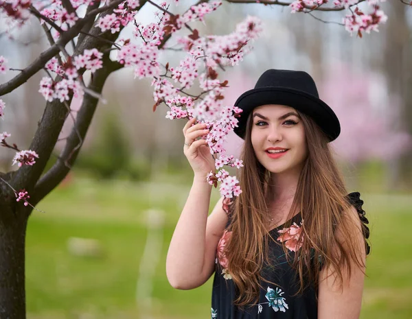 Jonge Spaanse Vrouw Het Park Met Kersenbomen Bloei — Stockfoto