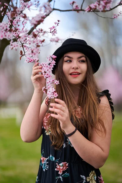 Mujer Hispana Joven Parque Con Cerezos Flor — Foto de Stock