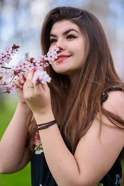 Ung Latinamerikansk Kvinna Parken Med Körsbärsträd Blom — Stockfoto
