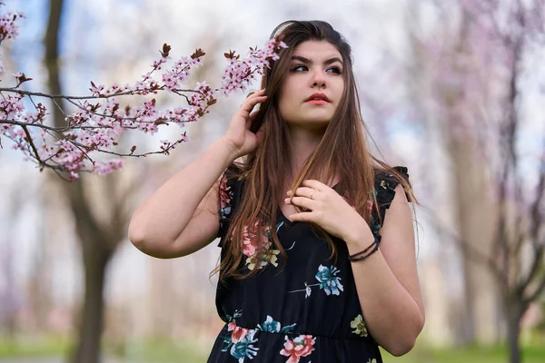 Junge Hispanische Frau Park Mit Blühenden Kirschbäumen — Stockfoto