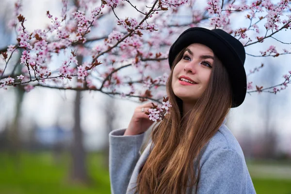 Jonge Spaanse Vrouw Het Park Met Kersenbomen Bloei — Stockfoto