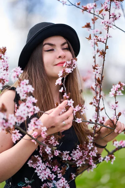 Jovem Hispânica Parque Com Cerejeiras Flor — Fotografia de Stock