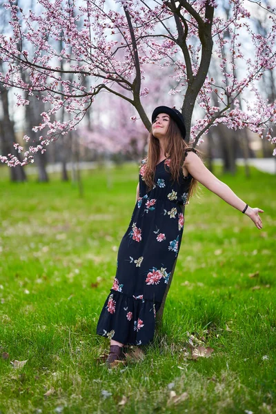 Jonge Spaanse Vrouw Het Park Met Kersenbomen Bloei — Stockfoto