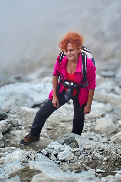 Vrouwelijke Wandelaar Met Rugzak Bergen Een Rotsachtig Pad — Stockfoto