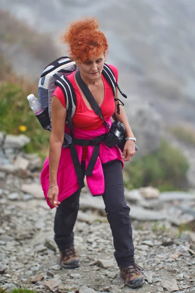 山の中にリュックを持つ女性ハイカー 岩の歩道で — ストック写真