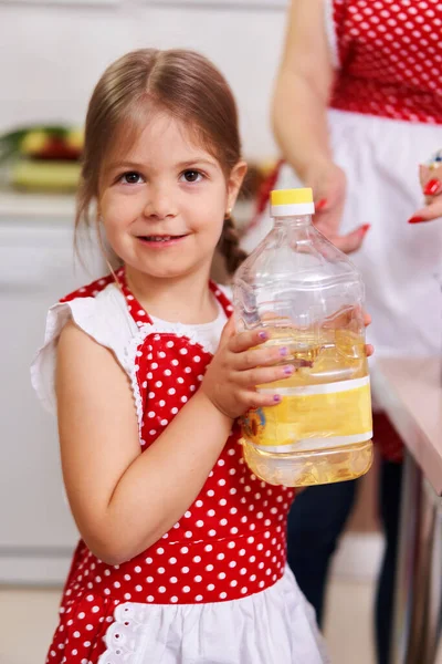 Menina Avental Ajudando Sua Mãe Cozinha — Fotografia de Stock