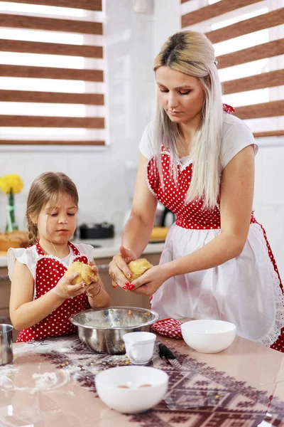 穿围裙的小女孩 在厨房帮她妈妈 — 图库照片