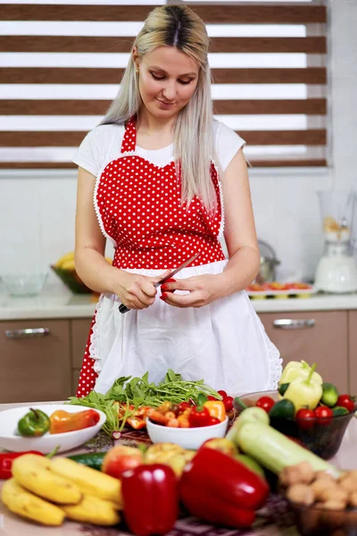 Jonge Vrouw Haar Keuken Met Een Bos Van Groenten Fruit — Stockfoto