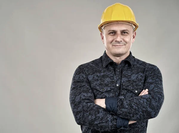 Ingeniero Sombrero Duro Posando Primer Plano Sobre Fondo Gris — Foto de Stock