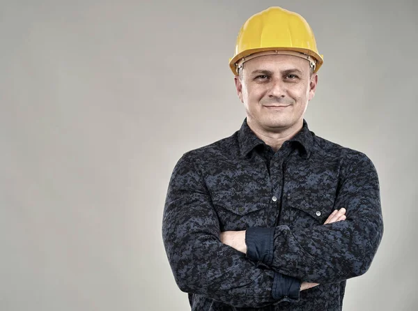 Inženýr Hard Hat Pózování Detailu Nad Šedým Pozadím — Stock fotografie