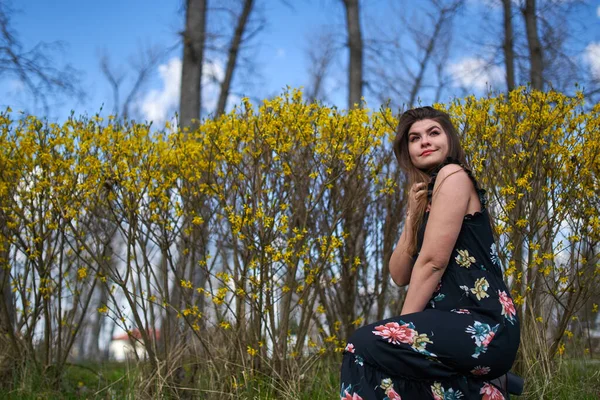 Mujer Joven Parque Por Los Arbustos Flores Amarillas Durante Primavera — Foto de Stock