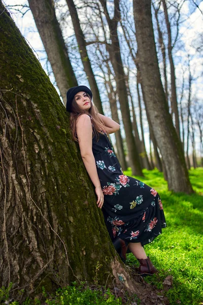 Jovem Mulher Desfrutando Passeio Pelo Parque Início Primavera Grama Verde — Fotografia de Stock