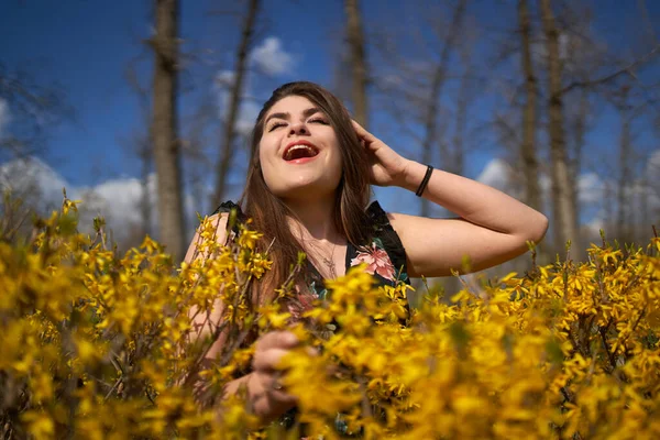 Jovem Mulher Parque Pelos Arbustos Flores Amarelas Durante Primavera — Fotografia de Stock