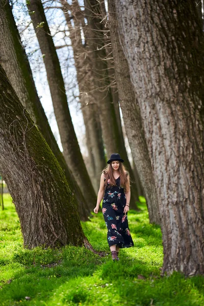 Junge Frau Genießt Einen Spaziergang Durch Den Park Vorfrühling Frisches — Stockfoto