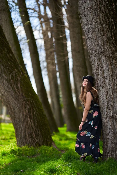 Jovem Mulher Desfrutando Passeio Pelo Parque Início Primavera Grama Verde — Fotografia de Stock