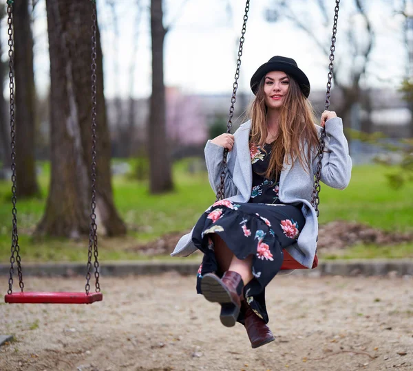 Jonge Vrouw Een Schommel Park Genieten Lente Tijd — Stockfoto