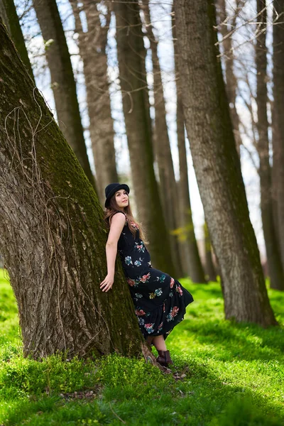 Jovem Mulher Desfrutando Passeio Pelo Parque Início Primavera Grama Verde — Fotografia de Stock