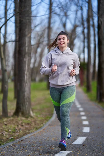 Tamaño Más Mujer Corriendo Parque Primavera —  Fotos de Stock